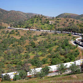 INTERMODAL FREIGHT ON THE TEHACHAPI GRADE